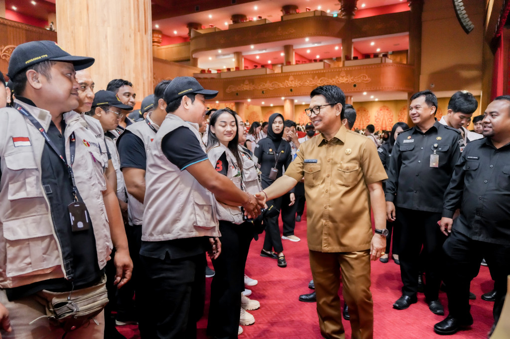 Sekda Adi Arnawa Hadiri Pelantikan 1485 PTPS Badung  Ujung Tombak Keberhasilan Pemilu Di Tingkat Lokal